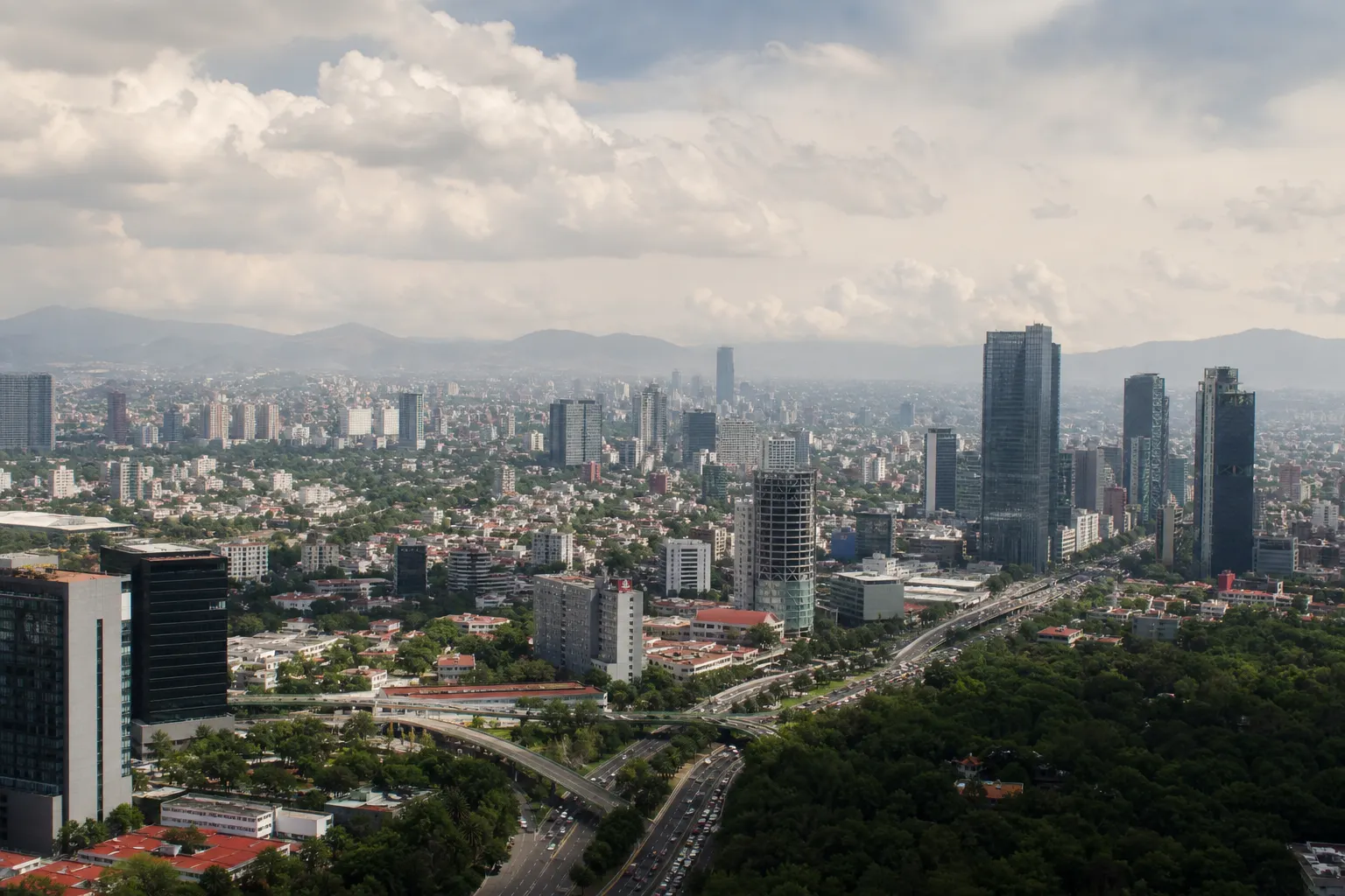 Vista de la Ciudad de México con bruma y nubosidad durante la contingencia por ozono